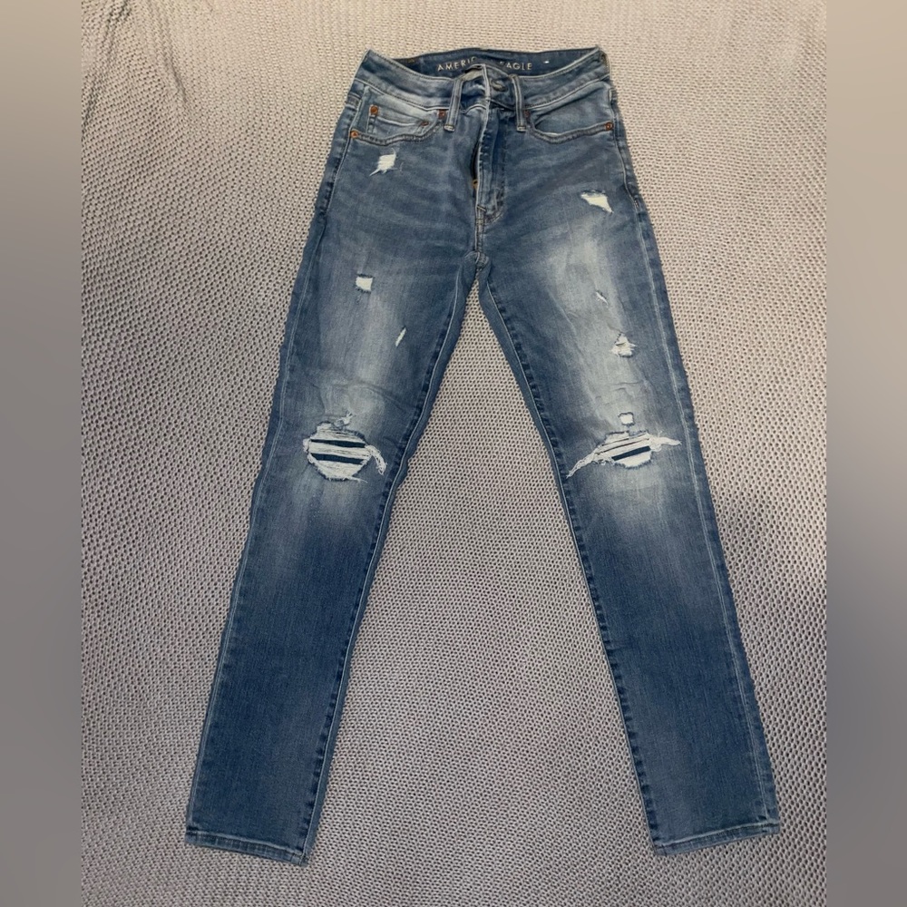 American Eagle ripped Jeans. Size: 28x32